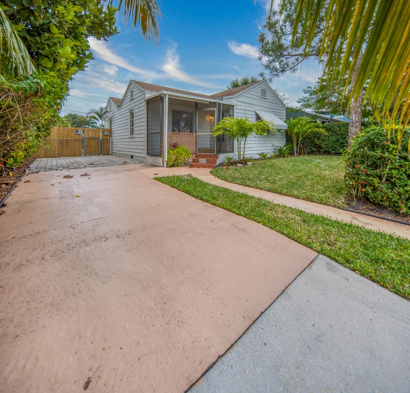 This cottage has curb appeal and is ready to be made your own - Beach Home for sale in Lake Worth Beach, Florida on Beachhouse.com