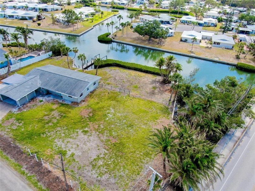 PRICED TO SELL BOATING WATER - ONE BRIDGE TO THE GULF (travel by - Beach Home for sale in Nokomis, Florida on Beachhouse.com