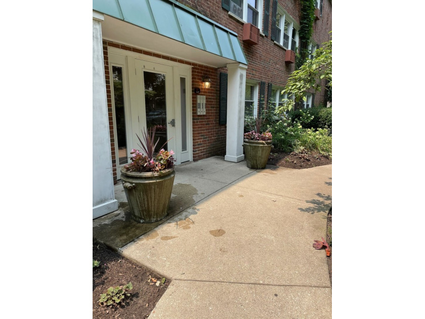 Amazing unit in an amazing area! Location, location, location! - Beach Condo for sale in Evanston, Illinois on Beachhouse.com