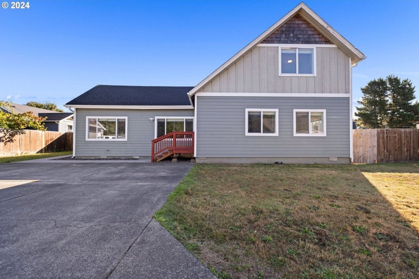 Situated on a fully-fenced .33 acre lot in Gearhart Oregon, this - Beach Home for sale in Gearhart, Oregon on Beachhouse.com