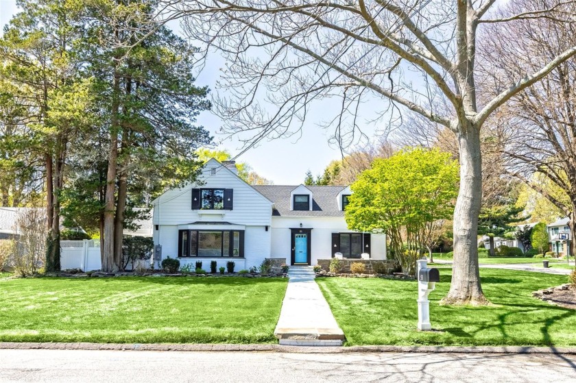 Amazing curb appeal! Picture postcard, charming 4 bedroom, 2.5 - Beach Home for sale in Huntington, New York on Beachhouse.com