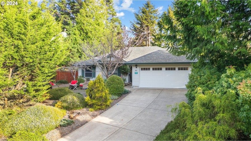 Beautiful one level home, built in 1996, offers 1,726 sq ft of - Beach Home for sale in Waldport, Oregon on Beachhouse.com