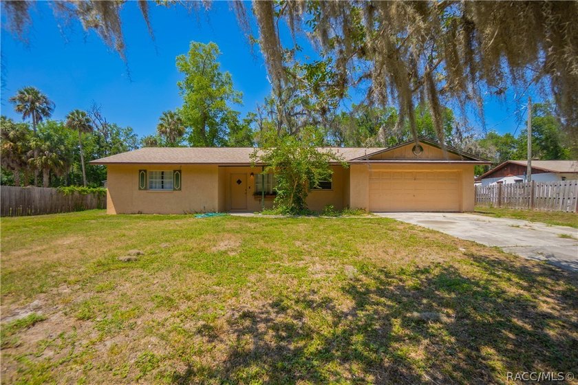 OPPORTUNITY meets VALUE in this 3-bedroom, 2-bath, 2-car garage - Beach Home for sale in Crystal River, Florida on Beachhouse.com