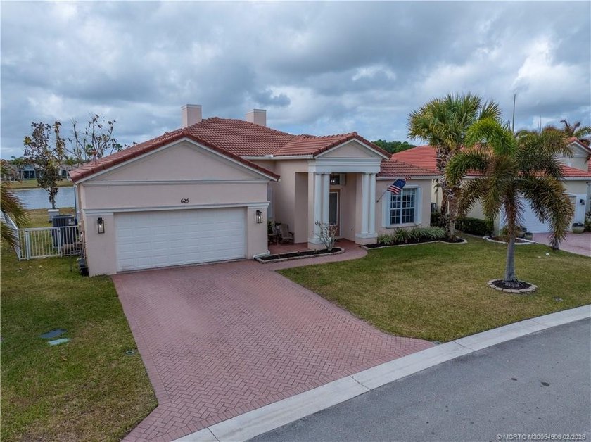 This fabulous LAKEFRONT 3BR/2BA/2CG + den home in sought-after - Beach Home for sale in Port Saint Lucie, Florida on Beachhouse.com