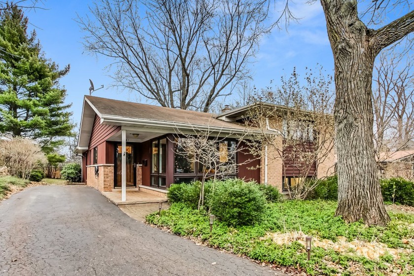 Beautifully renovated home with expansive living spaces in an - Beach Home for sale in Highland Park, Illinois on Beachhouse.com