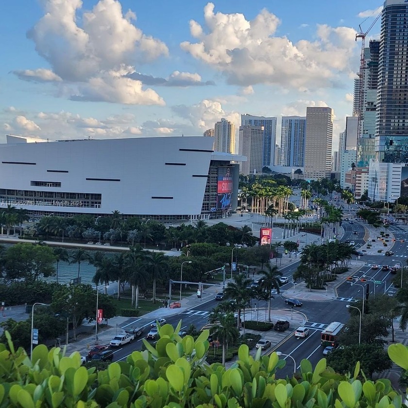 *REDUCED FOR A QUICK ALL-CASH ONLY SALE*Vacant and ready to - Beach Condo for sale in Miami, Florida on Beachhouse.com