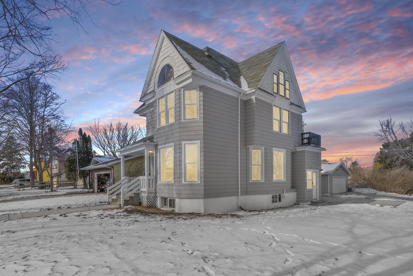704 is a GRAND place to be, from the regal manicured formal - Beach Home for sale in Sheboygan, Wisconsin on Beachhouse.com