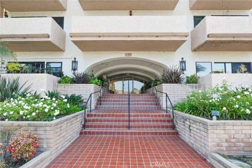 Welcome to this charming and spacious 2 bedroom, 2 bath - Beach Condo for sale in Seal Beach, California on Beachhouse.com