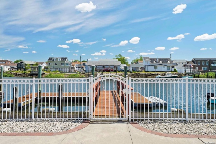 Welcome to your urban oasis!  This beautiful, mother/daughter - Beach Home for sale in Howard Beach, New York on Beachhouse.com