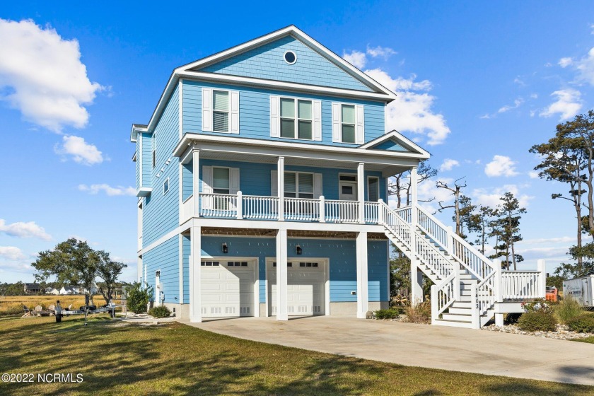 Waterfront Retreat!! Welcome Home, this 5 bedroom 2.5 bath - Beach Home for sale in Morehead City, North Carolina on Beachhouse.com