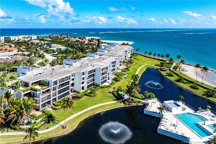 Chic 3rd floor condo in Sailfish Point offers an exceptional - Beach Condo for sale in Stuart, Florida on Beachhouse.com