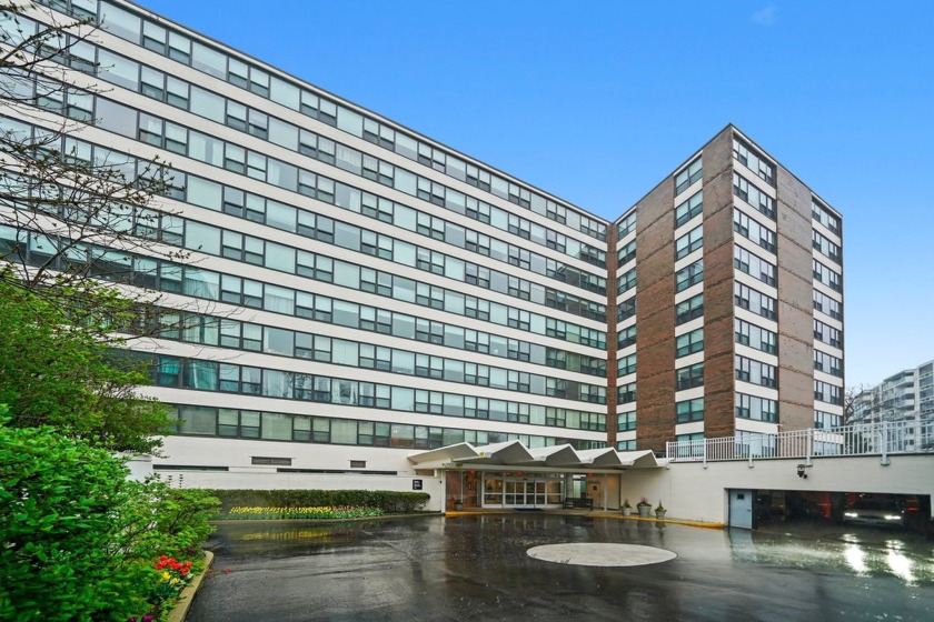 Completely renovated 3 bedroom condo with fabulous lake and - Beach Home for sale in Wilmette, Illinois on Beachhouse.com