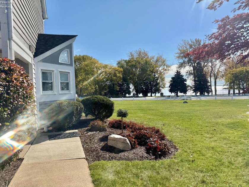 ONE OF A KIND!! BAY POINT CONDO! End unit with an AWESOME direct - Beach Condo for sale in Marblehead, Ohio on Beachhouse.com