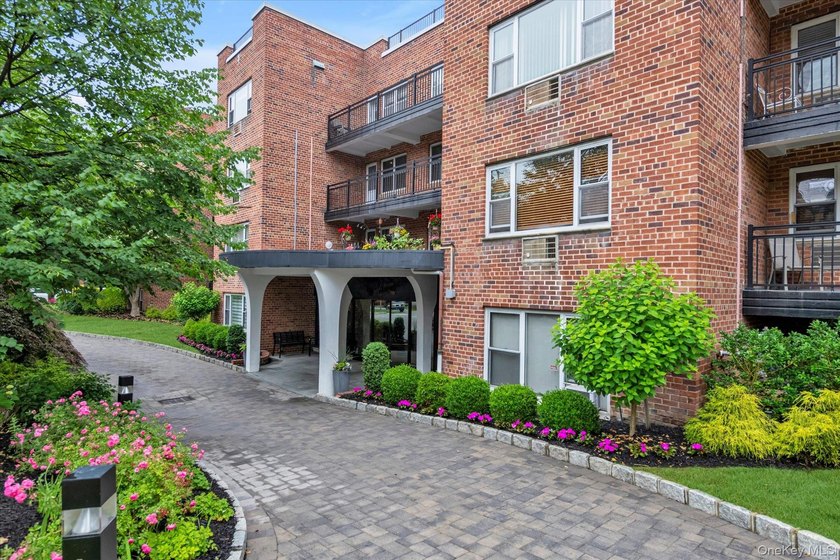 Welcome to this generously sized 1-bedroom, 1-bathroom apartment - Beach Home for sale in Great Neck, New York on Beachhouse.com