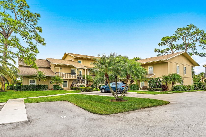 Immaculate first floor end-unit townhome showcasing tranquil - Beach Condo for sale in Jupiter, Florida on Beachhouse.com