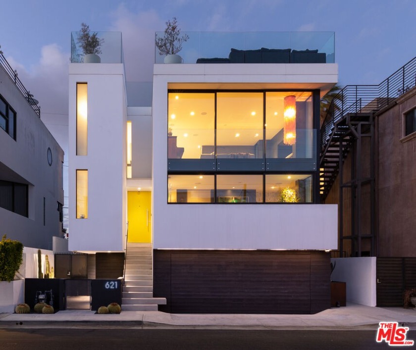 The Lindstrom House. Extensively published and artfully situated - Beach Home for sale in Venice, California on Beachhouse.com