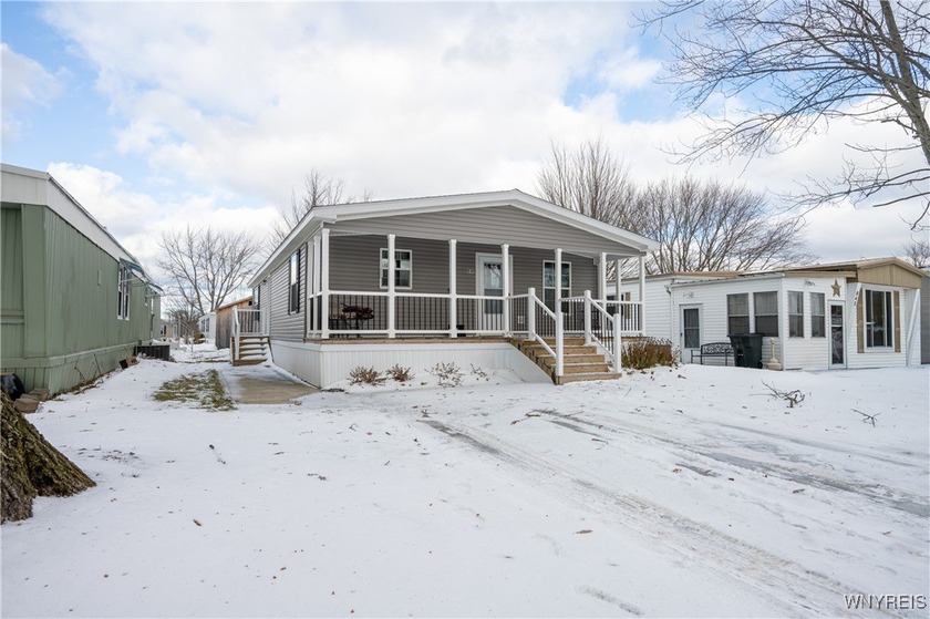 Like brand NEW! 2022 Double Wide Mobile Home is in great - Beach Home for sale in Angola, New York on Beachhouse.com