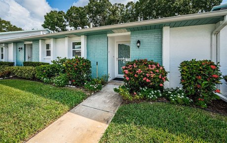 Attention Golf Enthusiasts! This charming 2-bedroom, 2-bathroom - Beach Home for sale in Palm Harbor, Florida on Beachhouse.com