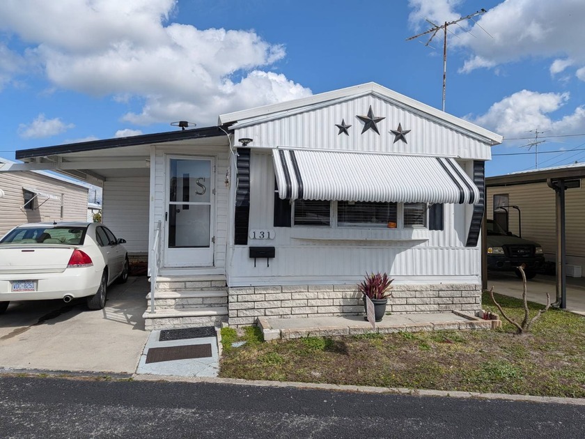 ONLY $540/mo lot rent. For a beautiful modern "1984" - Beach Home for sale in St. Petersburg, Florida on Beachhouse.com