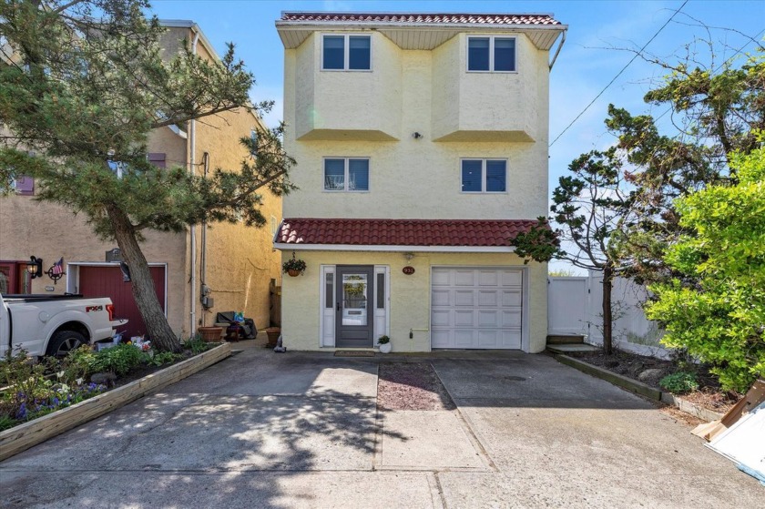 *Enjoy the fresh salt air in this magnificent home right on the - Beach Home for sale in Long Beach, New York on Beachhouse.com