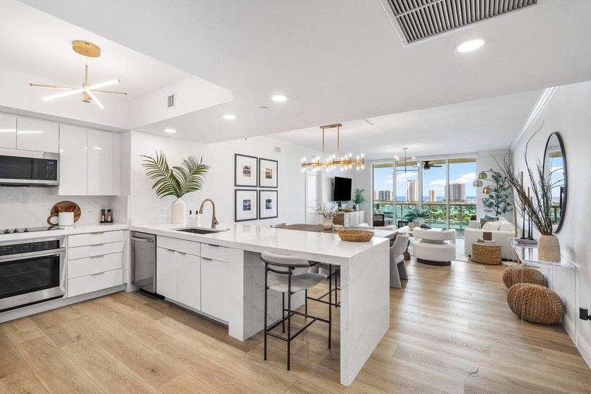 Beautiful! Direct east facing condo w amazing sunrise, ocean & - Beach Condo for sale in Riviera Beach, Florida on Beachhouse.com