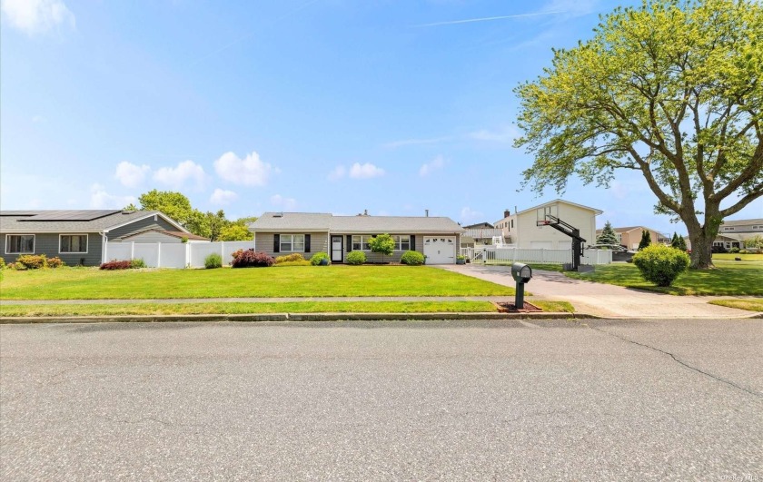 Welcome to this charming 3-bedroom, 2-bath expanded ranch - Beach Home for sale in Copiague, New York on Beachhouse.com