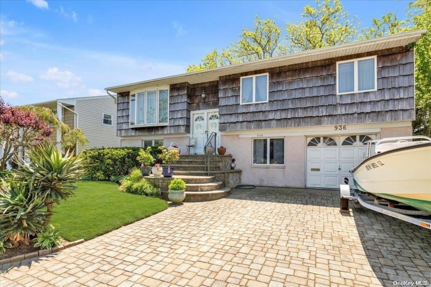 LOCATION  LOCATION!!! This beautiful hi-ranch home in the highly - Beach Home for sale in Lido Beach, New York on Beachhouse.com
