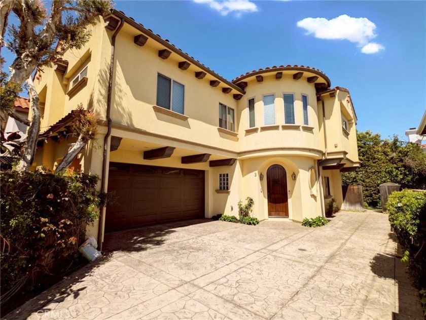 Custom built Mediterranean style detached residence offering the - Beach Townhome/Townhouse for sale in Redondo Beach, California on Beachhouse.com