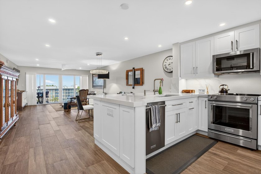 WOW Absolutely stunning! Completely remodeled within the last 5 - Beach Condo for sale in Deerfield Beach, Florida on Beachhouse.com