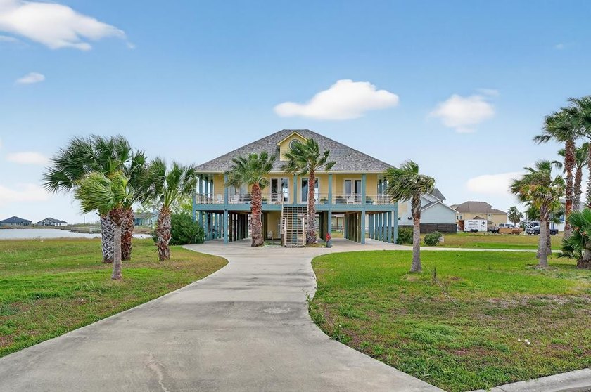 Welcome home! This 3-bedroom, 3 - bath island style home offers - Beach Home for sale in Rockport, Texas on Beachhouse.com