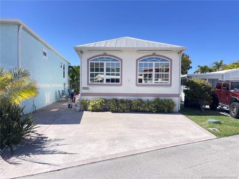 Welcome to Paradise !! This Charming 2 bedroom, 1 1/2 bath - Beach Home for sale in Jensen Beach, Florida on Beachhouse.com