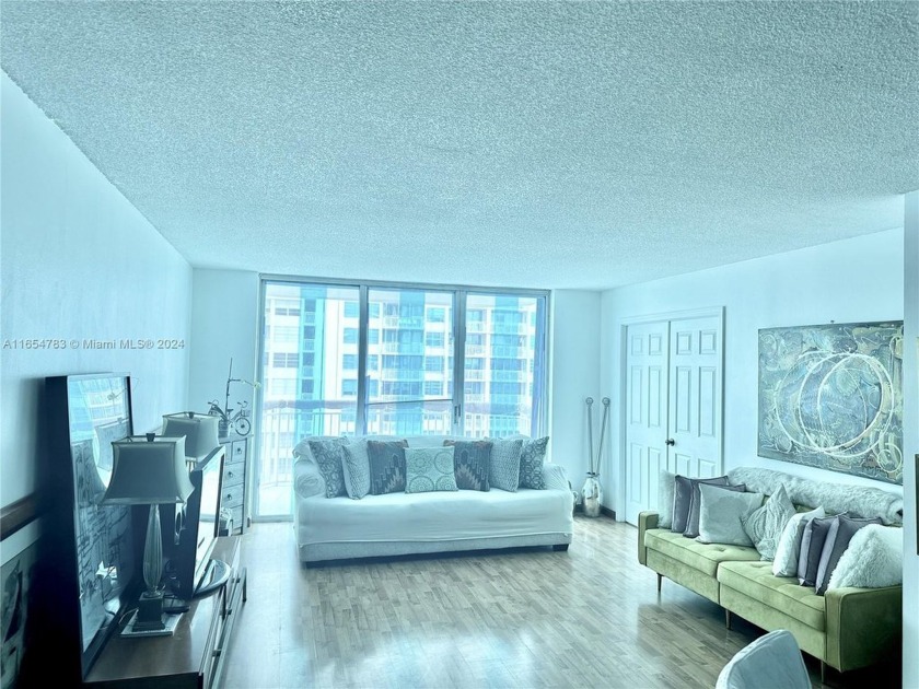 Enjoy waterfront living in Aventura! This spacious 2/2 condo has - Beach Condo for sale in Aventura, Florida on Beachhouse.com