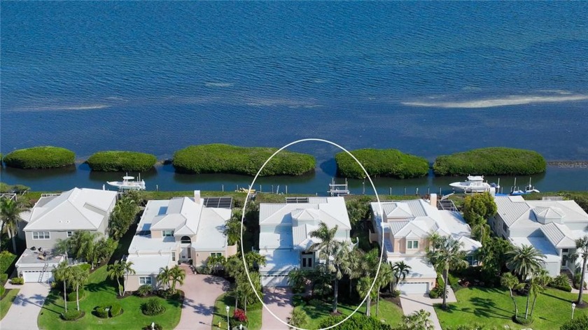 This direct bayfront Corey's Landing residence is immediately - Beach Home for sale in Longboat Key, Florida on Beachhouse.com