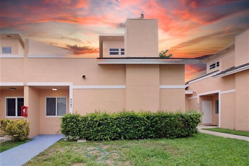 WELCOME TO THE HAYLOFTS OF CORAL SPRINGS, THIS IS A UNIQUE - Beach Condo for sale in Coral Springs, Florida on Beachhouse.com