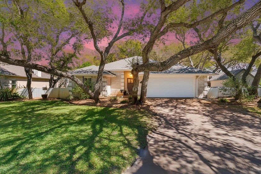 Beautiful Rockport Country Club home , perfectly positioned on - Beach Home for sale in Rockport, Texas on Beachhouse.com