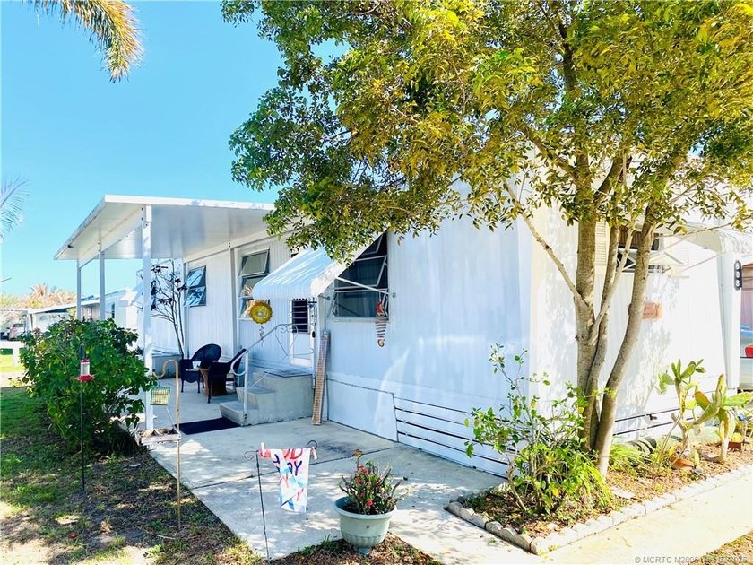 Fantastic opportunity !!Stop paying high lot-lease fees. This - Beach Home for sale in Jensen Beach, Florida on Beachhouse.com