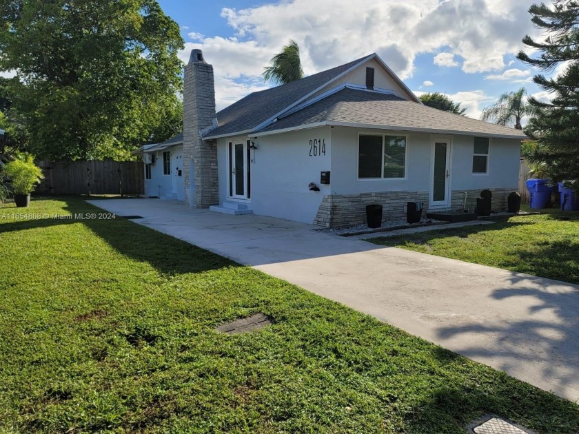 Beautiful renovated home with a huge 8,000+ SF backyard. This - Beach Home for sale in Hollywood, Florida on Beachhouse.com