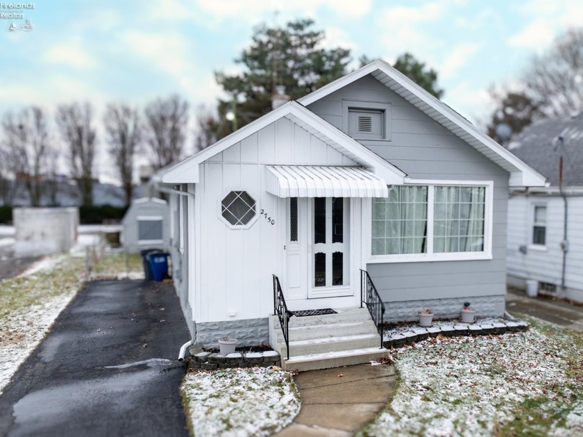 Move in Ready! Nicely updated 2 bedroom home in the heart of - Beach Home for sale in Toledo, Ohio on Beachhouse.com