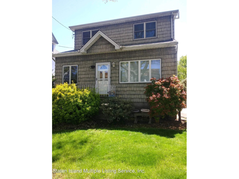 Move in condition, X-lg 3 bdrm, 3 bath Colonial. 1800 sq ft + - Beach Home for sale in Staten Island, New York on Beachhouse.com