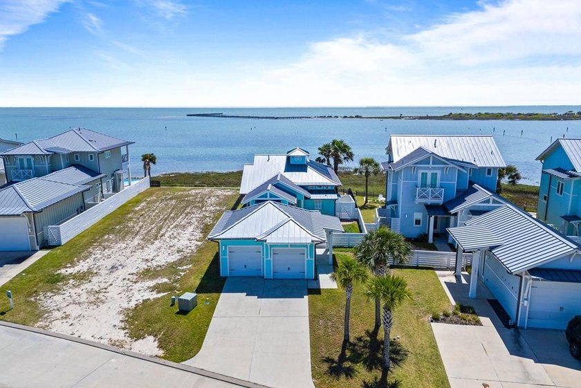 BAY FRONT | THREE BEDROOMS, TWO BATHROOMS, TWO CAR GARAGE This - Beach Home for sale in Rockport, Texas on Beachhouse.com