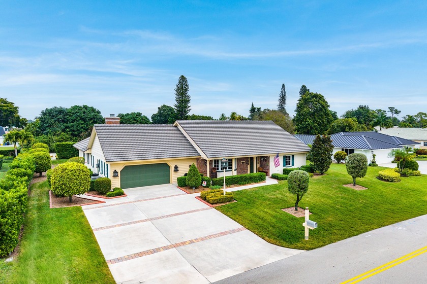 Welcome to 420 Muirfield Drive, a charming 3-bed, 3-bath + den - Beach Home for sale in Atlantis, Florida on Beachhouse.com