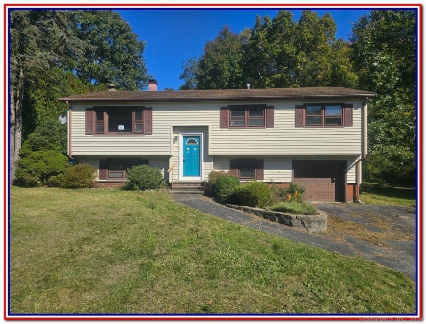 Spacious Raised Ranch with hardwood floors, Fireplace in Living - Beach Home for sale in Stonington, Connecticut on Beachhouse.com