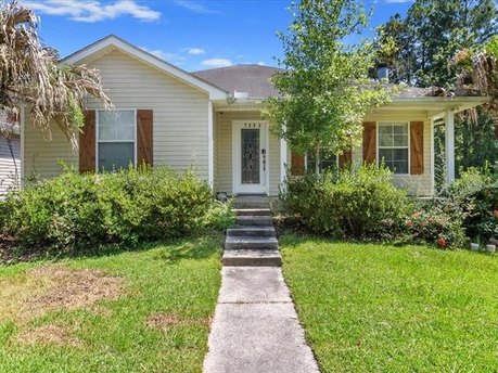 Welcome!! This charming 3-bedroom, 2-bathroom home sits on a - Beach Home for sale in Slidell, Louisiana on Beachhouse.com