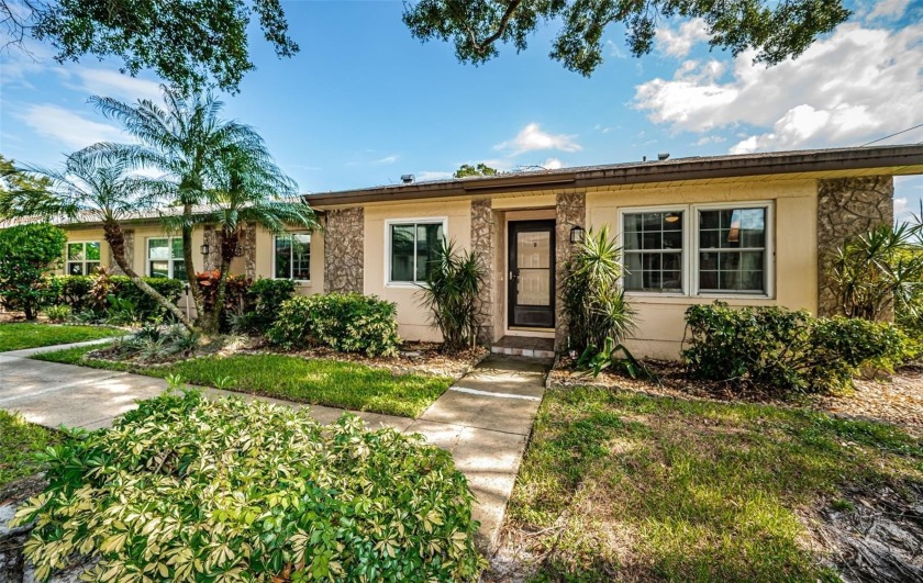 Welcome to this meticulously maintained and charming villa in - Beach Home for sale in Palm Harbor, Florida on Beachhouse.com