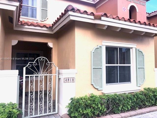 CANAL VIEW, GATED AND WELL MAINTAINED COMMUNITY. 3 BEDROOMS AND - Beach Condo for sale in Dania, Florida on Beachhouse.com