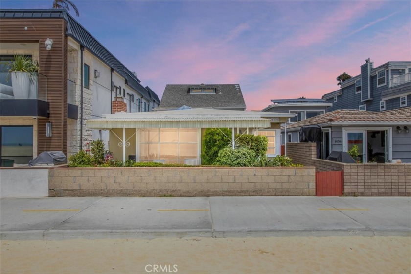 Oceanfront living is a dream that very few people can ever turn - Beach Home for sale in Newport Beach, California on Beachhouse.com