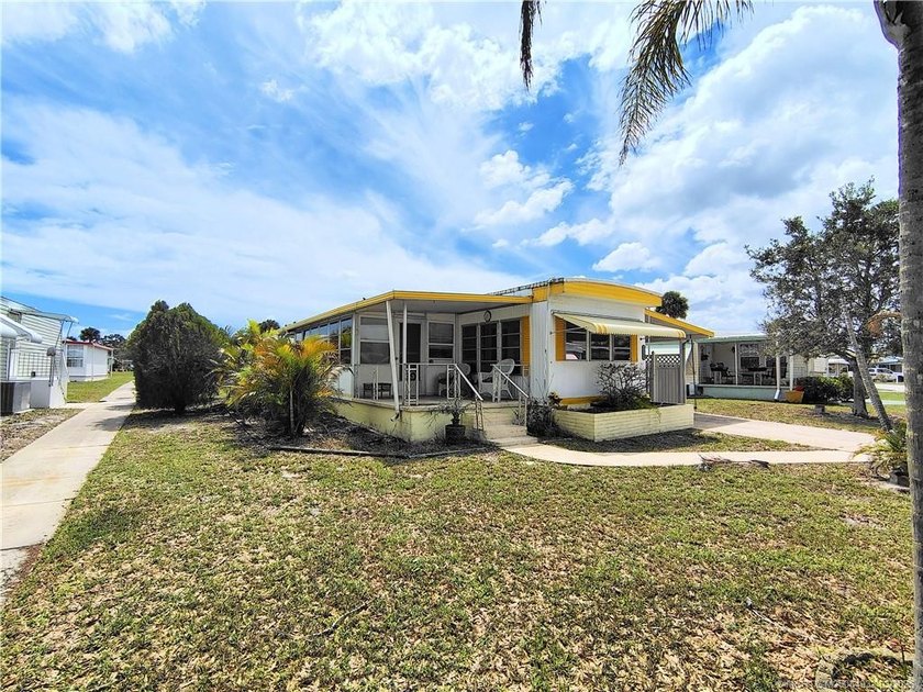 Great remodeled 2 bedroom 2 bath home. Pass thru from kitchen to - Beach Home for sale in Stuart, Florida on Beachhouse.com