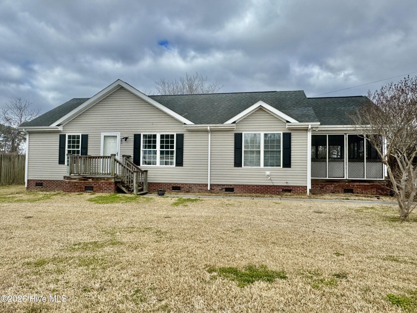 Welcome to 102 Earl Avenue in beautiful Beaufort, NC! Ideally - Beach Home for sale in Beaufort, North Carolina on Beachhouse.com