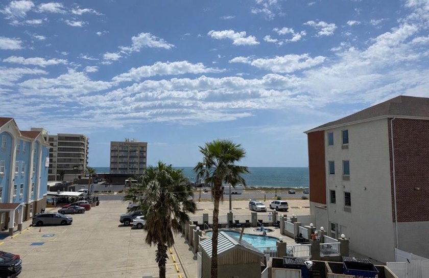 Welcome to this charming 1 bedroom, 1 bath condominium located - Beach Condo for sale in Corpus Christi, Texas on Beachhouse.com
