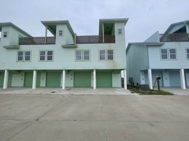 Nice 2 bedroom, 2 bath townhome with 2 car garage and deck with - Beach Townhome/Townhouse for sale in Port Aransas, Texas on Beachhouse.com